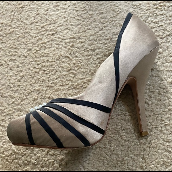 *Gorgeous* Badgley Mischka pumps - Picture 4 of 5